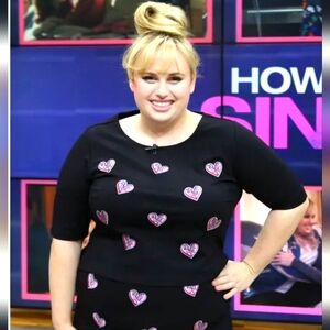 Rebel Wilson for Torrid Black Ponte Heart Patch Crop Top size 3 short sleeve